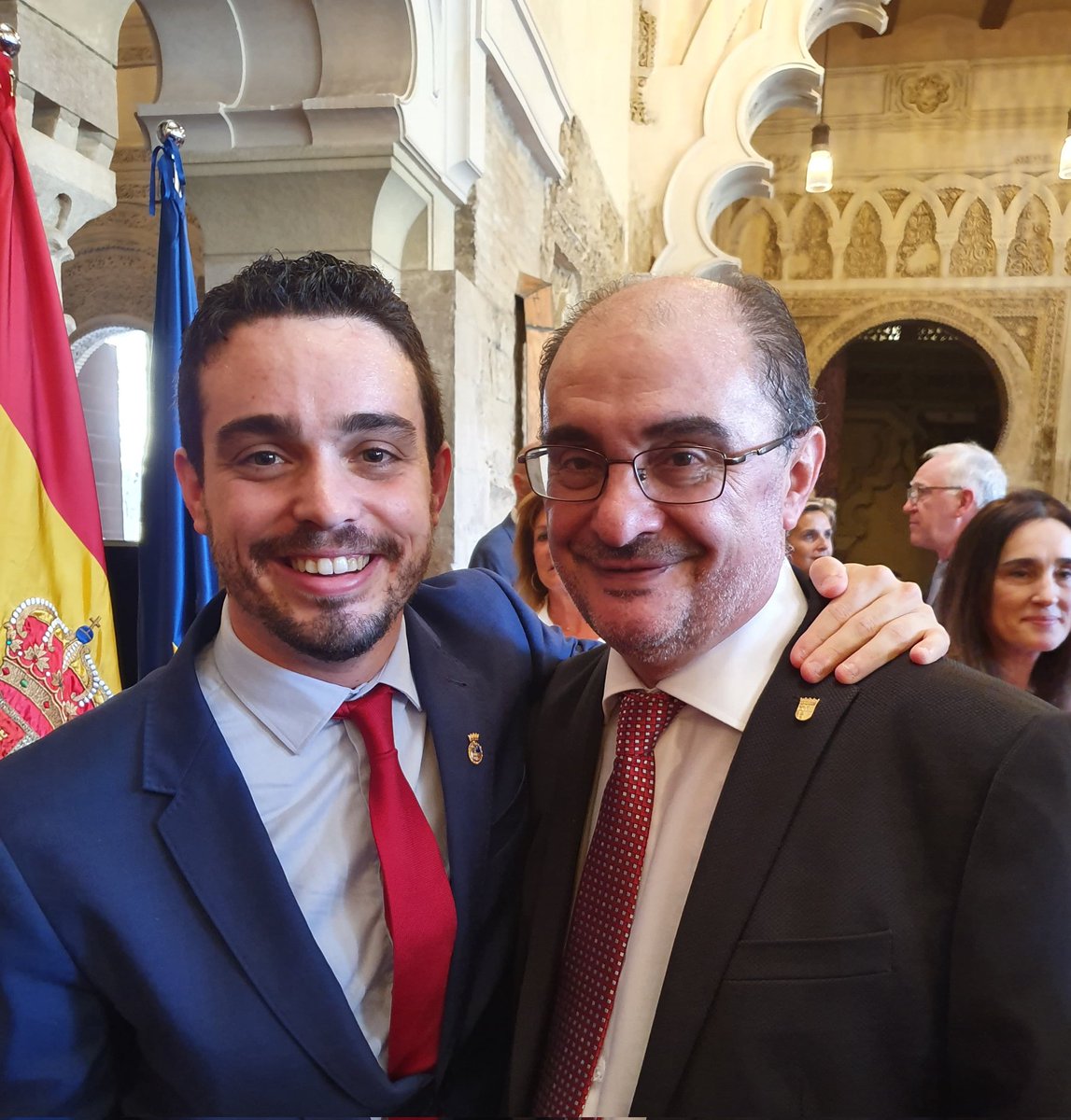 Se nos ha ido Javier Lambán. Un hombre bueno, servidor público brillante y apasionado, que tenía Aragón en la cabeza y el corazón. 

Mi maestro, Presidente y ante todo gran amigo. 

Te voy a echar mucho de menos querido Javier. Te querré, recordaré y reivindicaré siempre. 🌹♥️