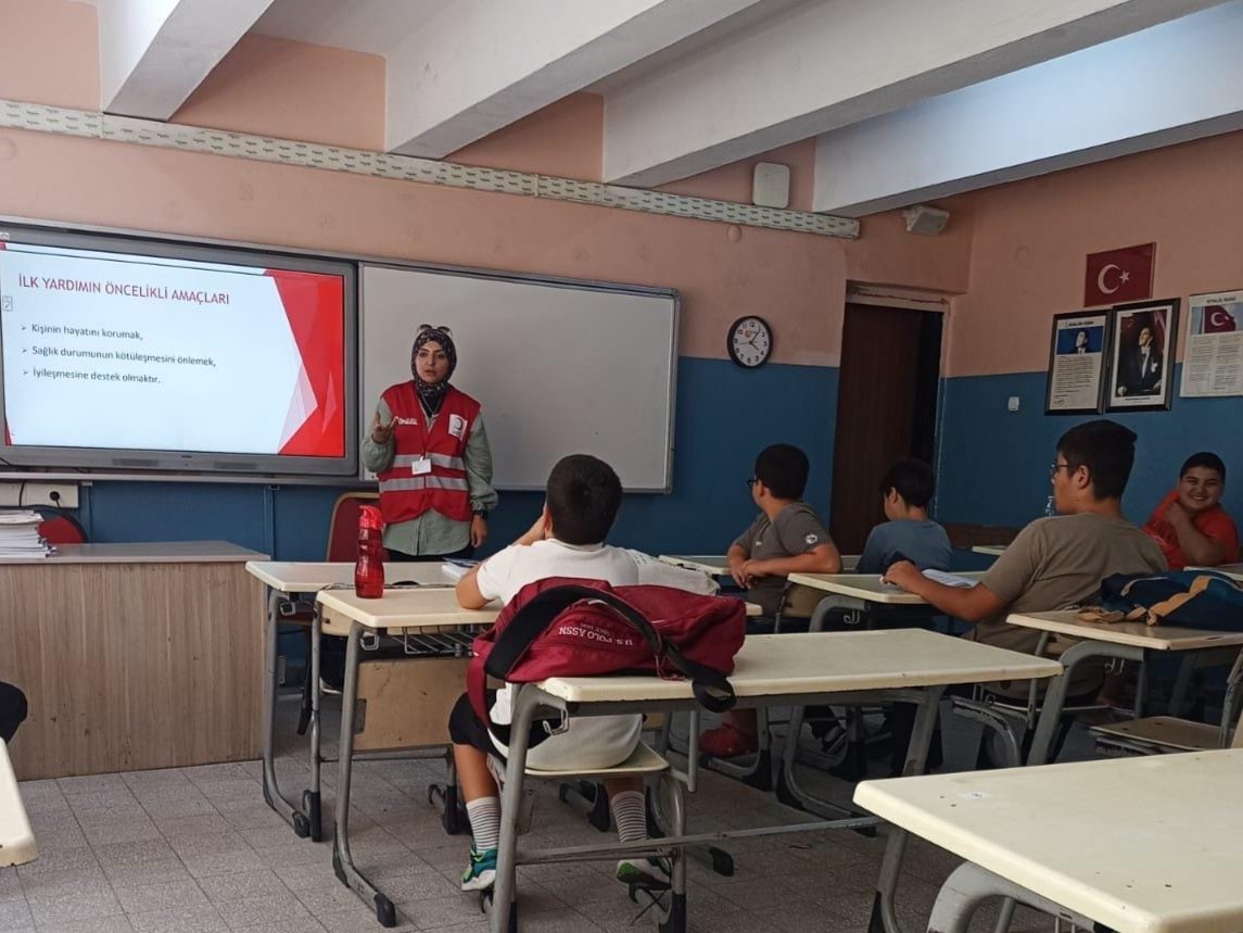 İbn-i Sina Haftası etkinliklerimiz kapsamında Gazipaşa Ortaokulu öğrencilerine temel ilk yardım eğitimi gerçekleştirdik. 
Olası acil durumlarda doğru müdahale yöntemlerini öğrenen öğrencilerimiz, gerekli bilgi ve donamıları edindi♥️🌙