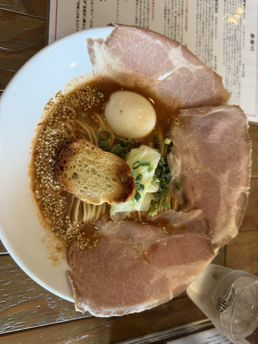 今日の昼飯
お気に入りのラーメン屋での一杯

海老トマトラーメン
もちろん替え玉プラスで

ガチでいくらでも食べれる
そのくらいに美味い