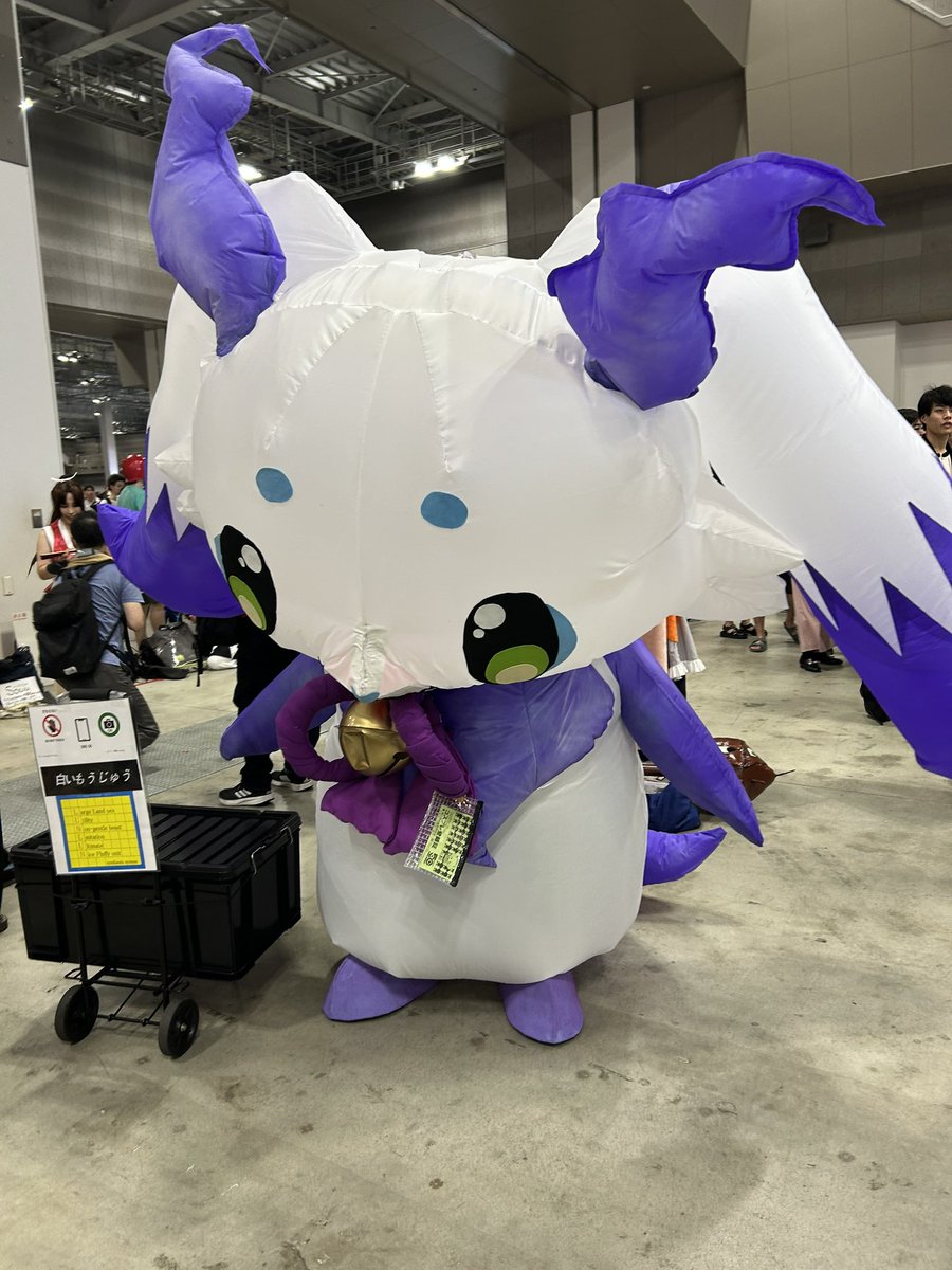 ano0119's tweet photo. コミケ離脱！
コスプレ撮れたし色紙も撮れたししぼんでるルンルンも撮れたし良かった〜！また来年！

そしてここからディズニーです... https://t.co/3xOUXDnlVR