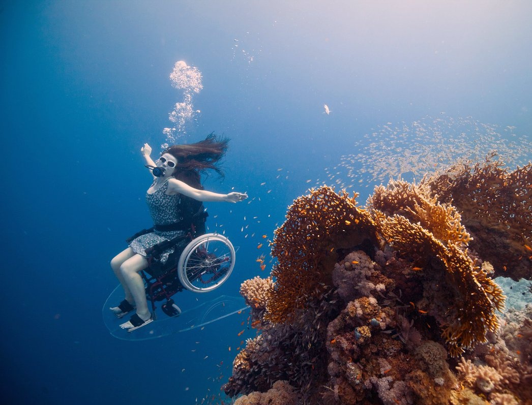 womensart1's tweet image. Artist Sue Austin, British artist who created a series of underwater performances in her specially adapted wheelchair #WomensArt