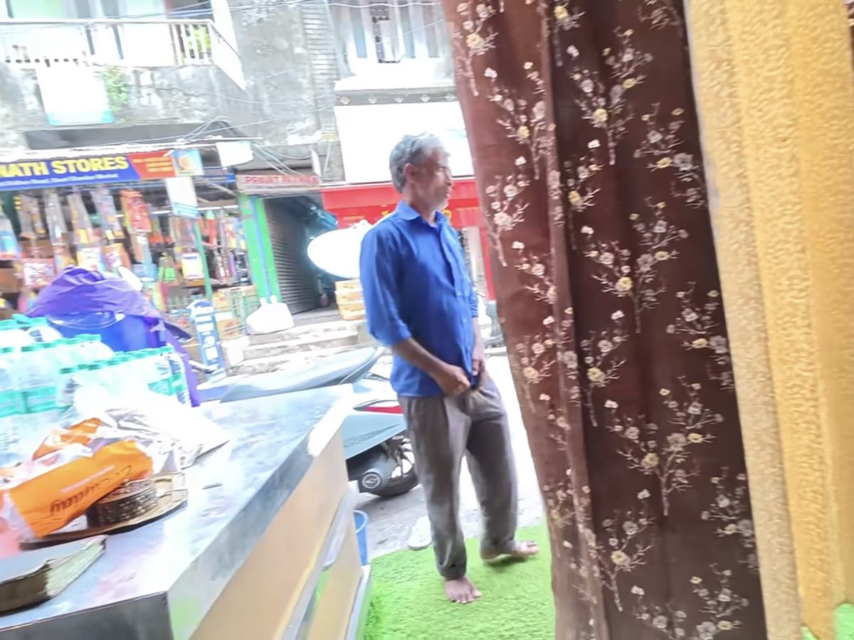 wepergee's tweet image. คนขับสามล้อในอินเดีย พาผมมาร้านที่เขาคิดว่าอร่อย เขาไม่มีเงินทอน จึงไปขอแลก แต่ถูกเมินเหมือนอากาศ.. เขาถอดรองเท้า ยืนรอต่อไปเงียบๆ หน้าร้าน ผมต้องเดินไปพูดแทน… ภาพนั้นขมยิ่งกว่าอาหารที่ได้กิน