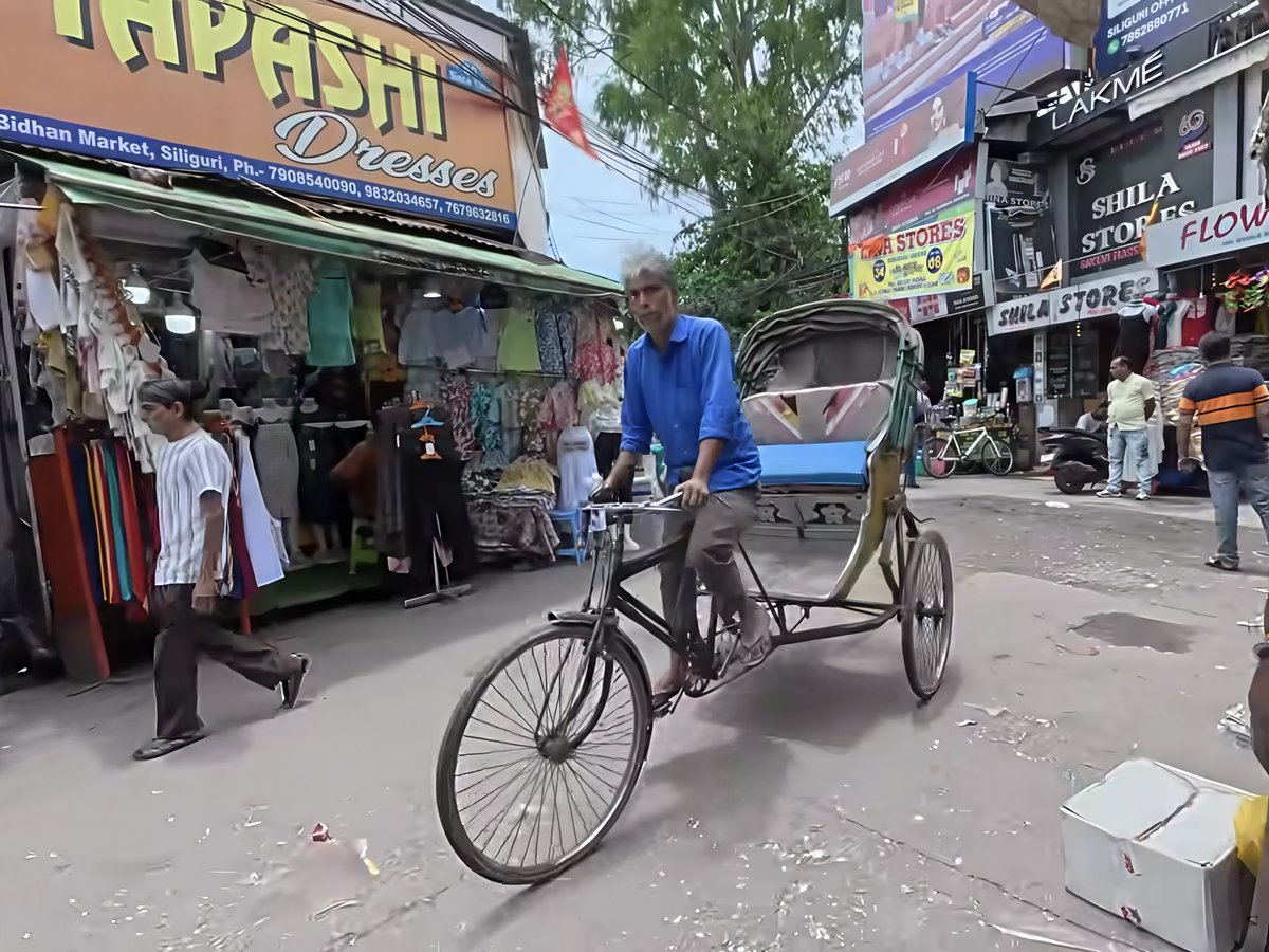 wepergee's tweet image. คนขับสามล้อในอินเดีย พาผมมาร้านที่เขาคิดว่าอร่อย เขาไม่มีเงินทอน จึงไปขอแลก แต่ถูกเมินเหมือนอากาศ.. เขาถอดรองเท้า ยืนรอต่อไปเงียบๆ หน้าร้าน ผมต้องเดินไปพูดแทน… ภาพนั้นขมยิ่งกว่าอาหารที่ได้กิน