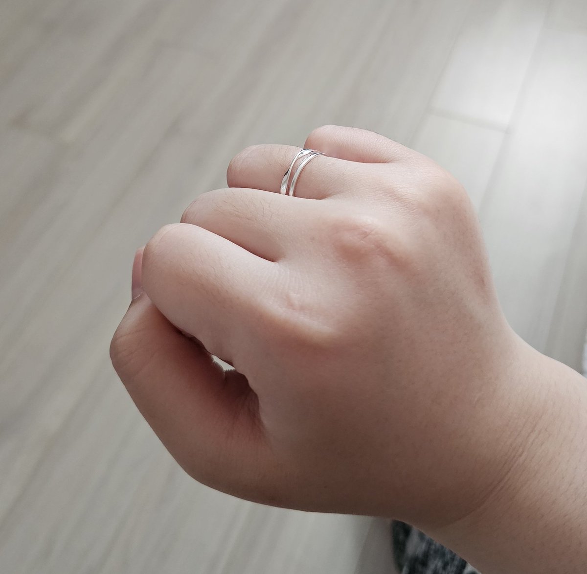 취업기념 반지사기.
(는 걍 앤캐와 커플링으로맞춘거임ㅋ)

돈 더 벌면 금반지해줄게..