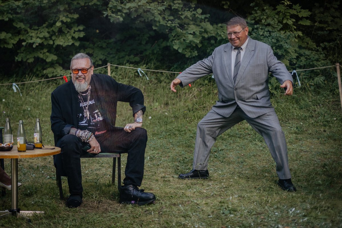 Kaader filmist “Musta pori näkku”. Soome  musatööstus kohtub Iisaku võludega. Pildistas Maria Kilk