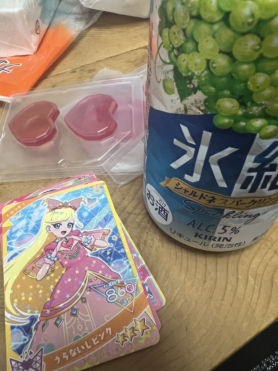 みつきつまみに酒飲んでる