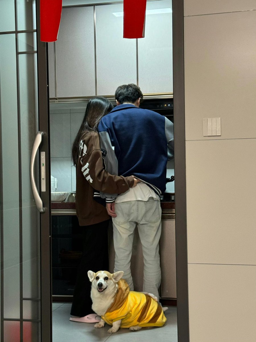 RoxyViolet22563's tweet photo. 你们是叫我来吃饭吗 我都不好意思说你俩😒 #鄂尔多斯 https://t.co/jNavzTH4Uw