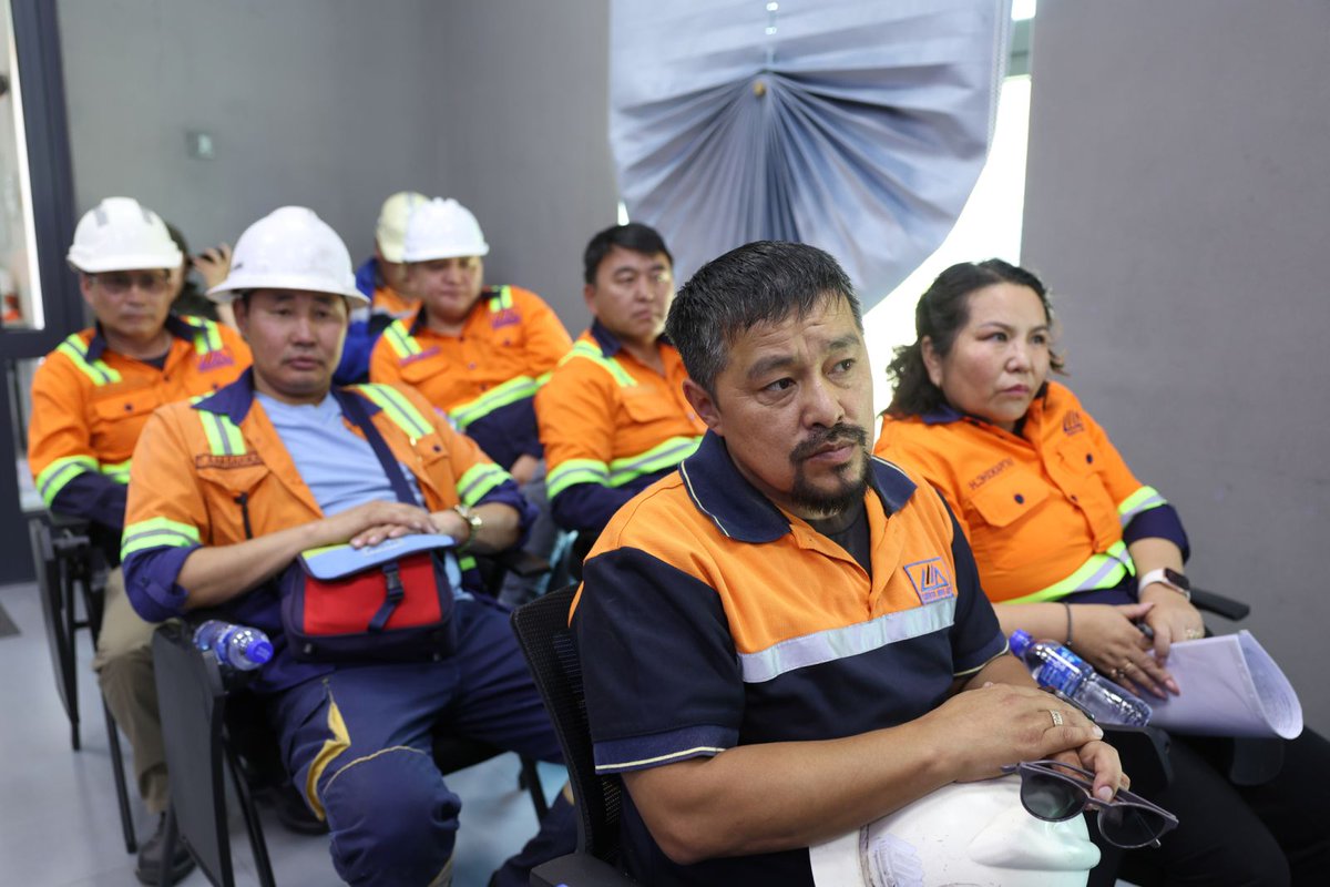 Монгол Улсын Ерөнхий сайд Г.Занданшатар өвөлжилтийн бэлтгэл ажлын хүрээнд өнөөдөр /2025.08.16/ “Шивээ Овоо”ХК-ийн уурхайд ажиллав.
📌Тус уурхай нь Монгол Улсын эрчим хүчний үйлдвэрлэлийн 28%, “ДЦС-4” ТӨХК-ийн 50%, Амгалан дулааны станцын 80%, орон нутгийн станцууд болон төмөр