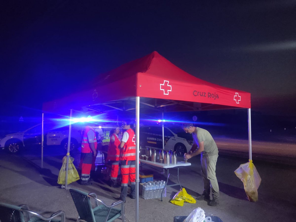 <a href="/CRE_Emergencias/">Cruz Roja Emergencias</a> <a href="/noticiasCEX/">Extremadura Noticias</a> <a href="/RTVE_Ext/">RTVE Extremadura</a> <a href="/Extremadura7D/">Extremadura 7 Días</a> <a href="/CopeExtremadura/">COPE Extremadura</a> <a href="/OCR_Extremadura/">Onda Cero Extremadura</a> <a href="/ser_extremadura/">SerExtremadura</a> <a href="/hoyextremadura/">Diario HOY</a> <a href="/EfeExtremadura/">EFE Extremadura</a> <a href="/EPExtremadura/">El Periódico Extremadura</a> <a href="/EP_Extremadura/">EuropaPress Extremadura</a> <a href="/CRE_Juventud/">Cruz Roja Juventud</a> <a href="/JuntaEx112/">112 Extremadura</a> <a href="/PLANINFOEX/">INFOEX</a> <a href="/presidenciaEXT/">Presidencia, Interior y Diálogo Social</a> <a href="/aytocasar/">Casar de Cáceres</a> En el #IFCasardeCaceres continuamos prestando apoyo a los efectivos de <a href="/PLANINFOEX/">INFOEX</a>. A esta hora, los voluntarios de <a href="/CRE_Emergencias/">Cruz Roja Emergencias</a> distribuyen avituallamiento a los equipos de relevo en los trabajos de extinción. Además, seguimos en la zona trabajando con cobertura sanitaria