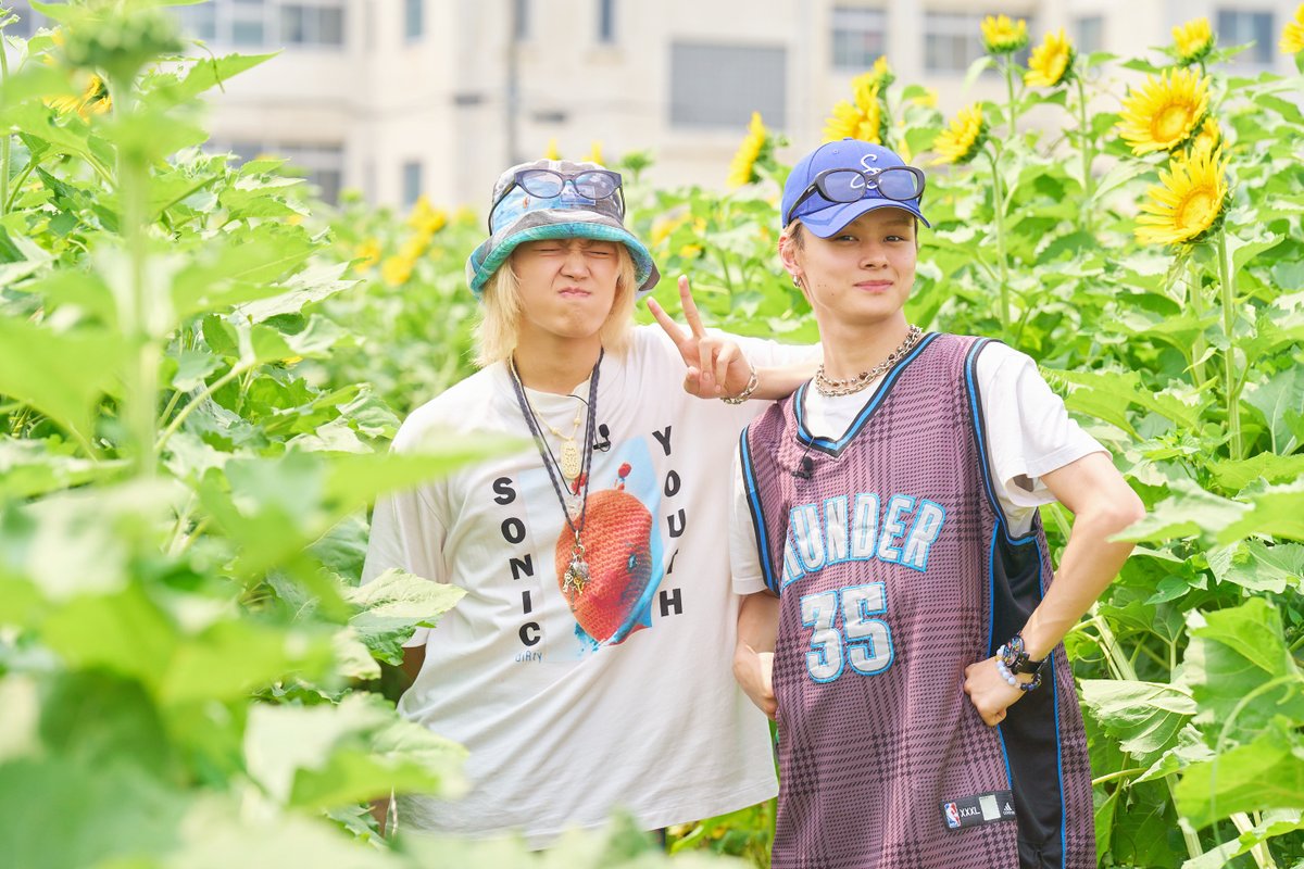 CL_OFFICIAL_ACC's tweet photo. ⋱\📢 #CL5th Anniversary 🍉☀️/⋰
明日8月17日 19:00の配信は・・・
『 【キドフェノのなつやすみ】Vol.1 』
▶︎ https://t.co/VgqJWebWEM
配信に先がけて、オフショットを公開📸✨
キドフェノの夏がぎゅっと詰まった特別な時間🌻🎆
お楽しみに👀✨
#CLSPECIALMONTH #CL #KIDPHENOMENON
@_KID_PHENOMENON @cl_official_sp