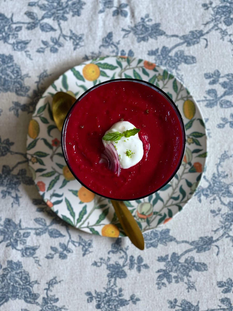 これが美味し過ぎたので作ってみた
ビーツの甘みをじっくり引き出しスイカの水分で好みのもったり感にのばすのがコツ
味に立体感があると◎とアドバイスをいただき忠実に再現
トッピングはライムゼスト、赤玉ねぎ、ギリシャヨーグルト
本家の美味しさには及ばないけど美味しくできてちょー満足