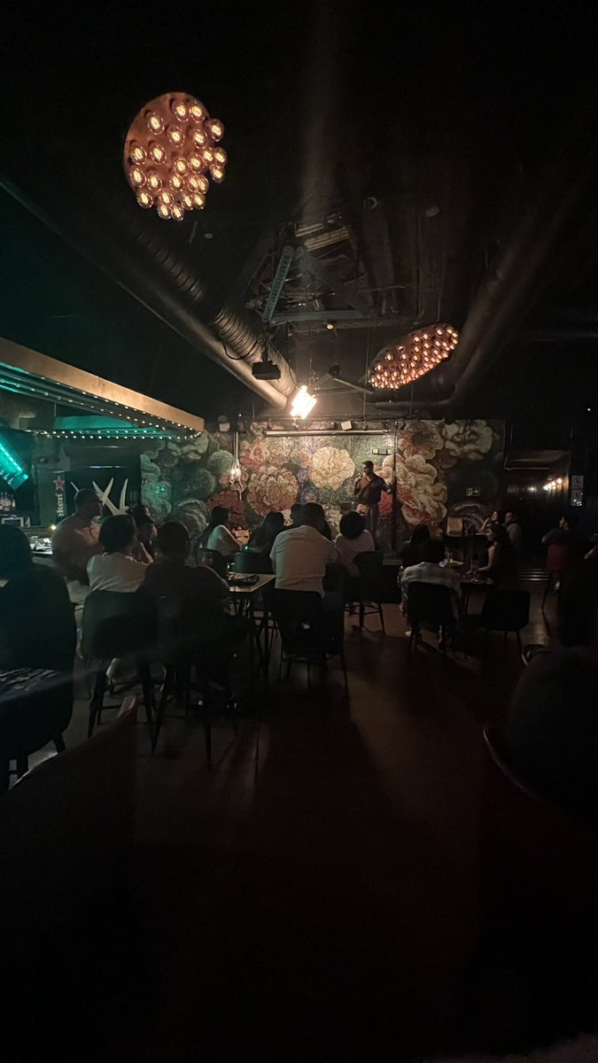 La gente no sabe la fortaleza mental que se requiere para salir de un bajón emocional y pararse en una tarima y hacer reír. Y no siempre es posible, pero hoy se logró.

Otra noche para recordarme porque me voy a ir global con esta carrera!