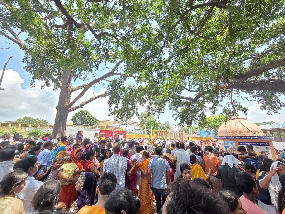 DineshShenoy72's tweet image. #StopVIPculture
Blessed by darshan of Lord Sri Ram at Ayodhya 🙏

Pl stop harassment of devotees at religious places by special privileges for VIPs.
Today the only exit gate is closed to facilitate VIP movement for 45+ min