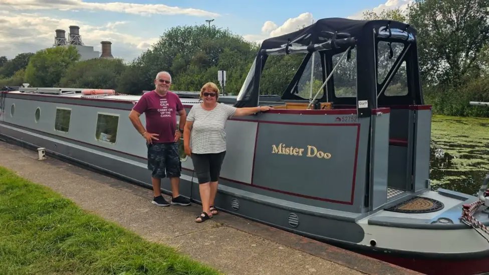 Couple are stuck on their #narrowboat in a Lincolnshire #canal lock after high temperatures forced engineers to close a bridge.
bbc.co.uk/news/articles/…