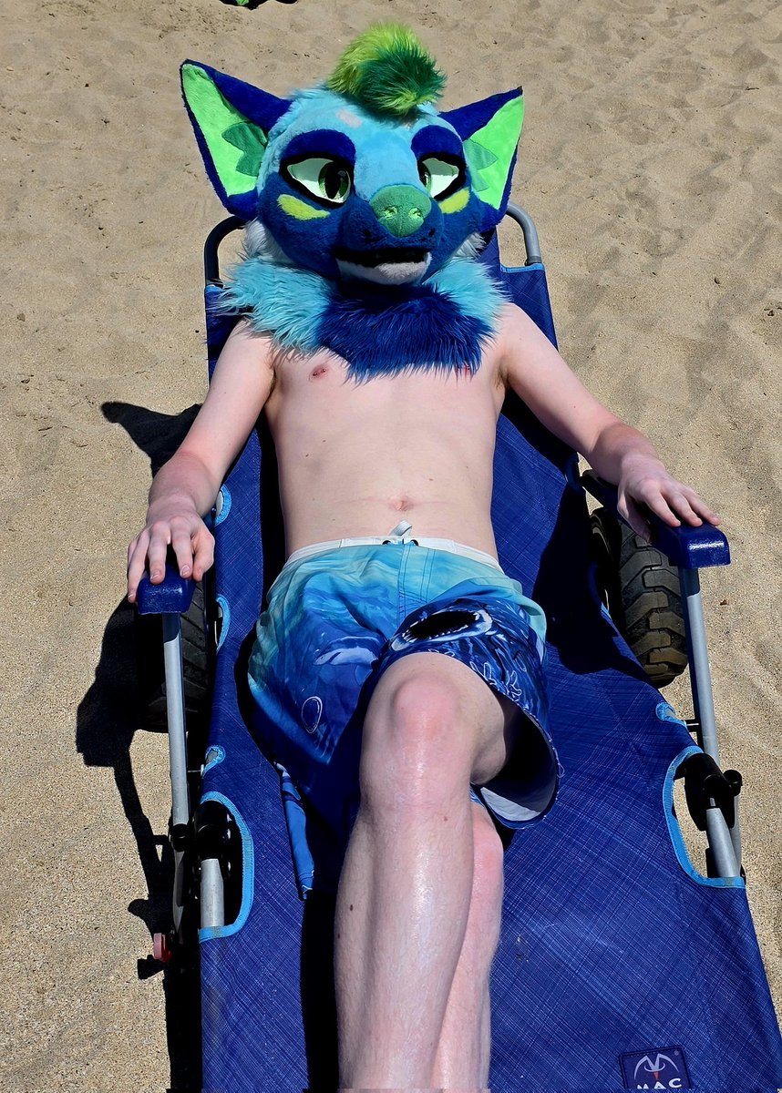 Decided to chill on the beach for this #FursuitFriday, had a great time but got a little sunburnt.