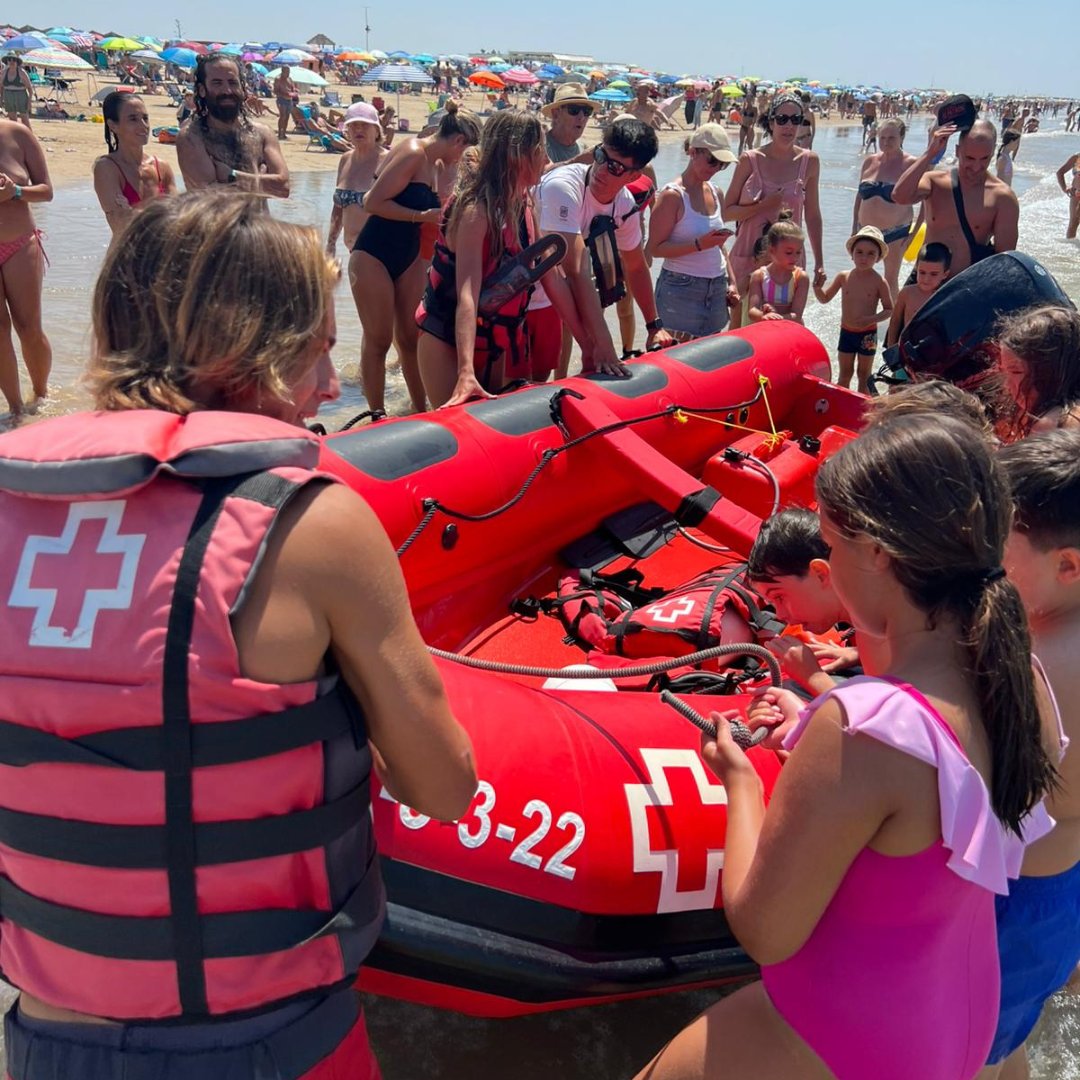 👦🛟 Pequeños socorristas en acción 🌊
Los niños y niñas de la playa de Camposoto de San Fernando, han aprendido que disfrutar del mar también significa aprender a cuidarnos.

¡Diversión, aprendizaje y responsabilidad en la orilla!