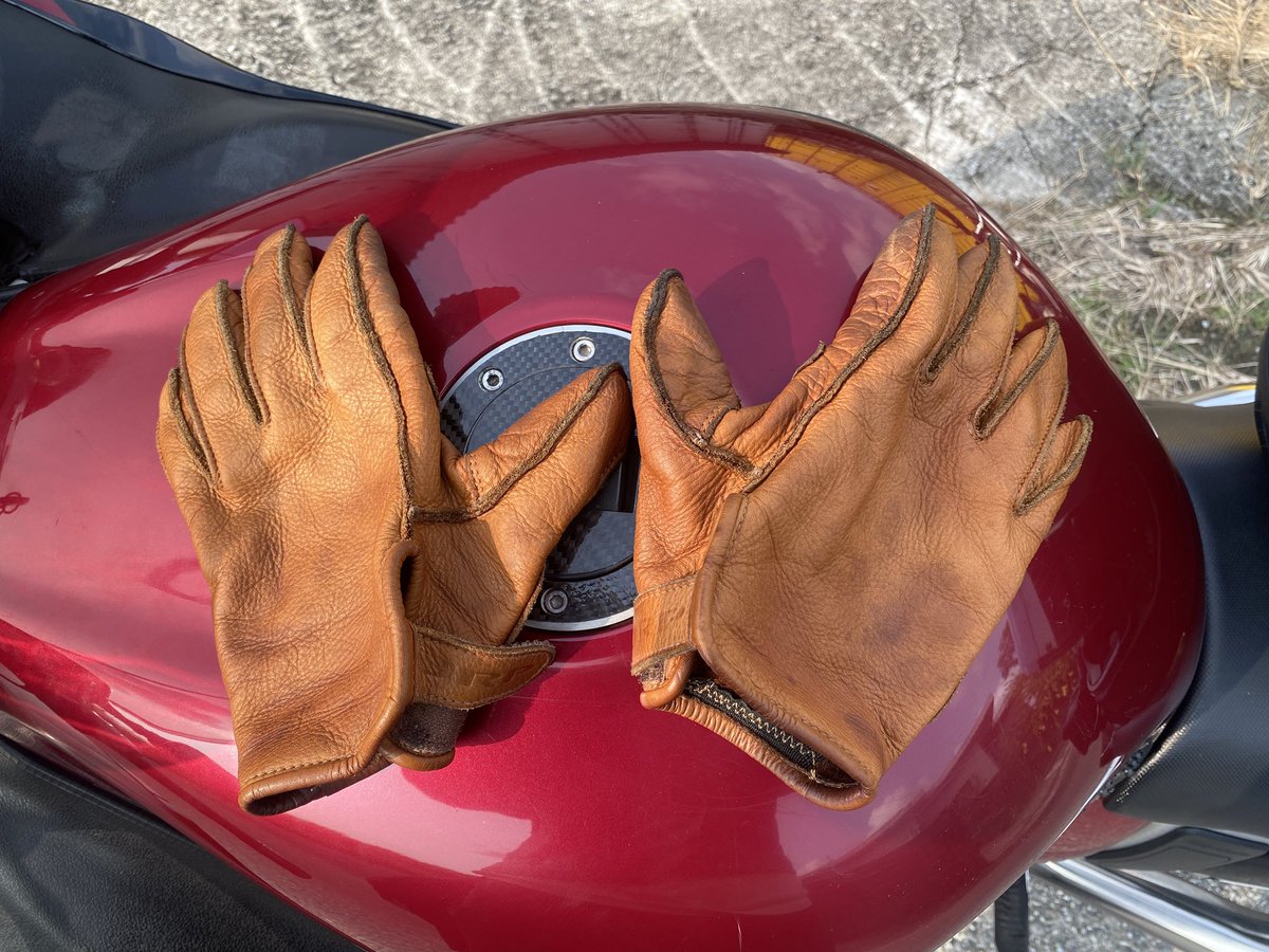 RyukyuRider's tweet image. バイクにはレザーグローブを着用。
手の甲のシワが約5年分の季節を表してる。

新しい頃は固かったのに、
今は“合図だけで動く”二枚目の皮。

#jrpレザーグローブ #バイク #隼