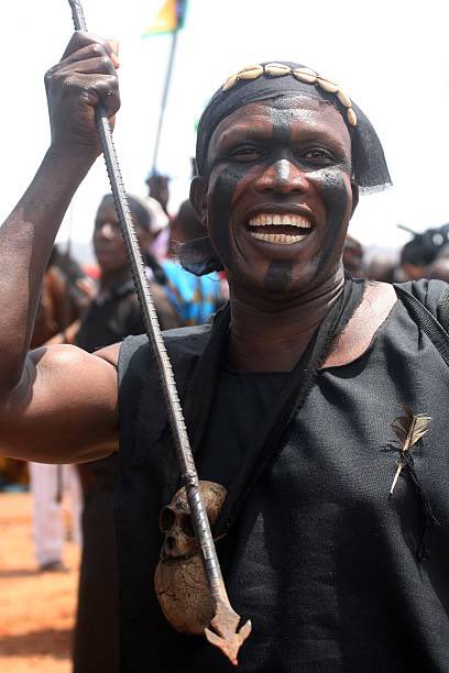 Edocentric_'s tweet photo. The Isienmwenro Royal Guard is a military guild within the palace system that answers exclusively to the Oba. Established by Oba Ewuare in the 15th century, the regiment was originally stationed at Ovbiyeneva, near the end of Uroghotodin Street in Ogbe. They served as the official executioners of the Benin Kingdom, being the only group authorized to carry out executions on the Oba’s directive.

Initially, their quarters were located near the palace at the beginning of Sokponba Road. However, it was later observed that the Oba’s justice, with the guild in such close proximity, was delivered too swiftly often without space for reconsideration. To curb this, their base was relocated further away, to the present Chief Ogiamien axis, in sokponba road.

In addition, detachments of the Isienmwenro Guard were stationed in several towns across the Benin Kingdom, all reporting to Chief Ekegbian, the head of the regiment. They are popularly referred to as: Asaka N’ s’Okhionba “The giant ant that sting the enemy of the oba to death”. The iwu body markings of an Isienmwenro man and woman - it ovbiuwu is drawn as a spear on the body representing the Ogala Ewuare “Oba Ewuare spear” acting as their badge of office and license.