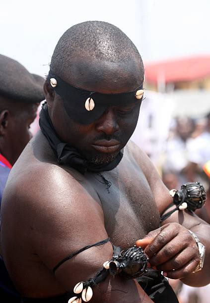 Edocentric_'s tweet photo. The Isienmwenro Royal Guard is a military guild within the palace system that answers exclusively to the Oba. Established by Oba Ewuare in the 15th century, the regiment was originally stationed at Ovbiyeneva, near the end of Uroghotodin Street in Ogbe. They served as the official executioners of the Benin Kingdom, being the only group authorized to carry out executions on the Oba’s directive.

Initially, their quarters were located near the palace at the beginning of Sokponba Road. However, it was later observed that the Oba’s justice, with the guild in such close proximity, was delivered too swiftly often without space for reconsideration. To curb this, their base was relocated further away, to the present Chief Ogiamien axis, in sokponba road.

In addition, detachments of the Isienmwenro Guard were stationed in several towns across the Benin Kingdom, all reporting to Chief Ekegbian, the head of the regiment. They are popularly referred to as: Asaka N’ s’Okhionba “The giant ant that sting the enemy of the oba to death”. The iwu body markings of an Isienmwenro man and woman - it ovbiuwu is drawn as a spear on the body representing the Ogala Ewuare “Oba Ewuare spear” acting as their badge of office and license.