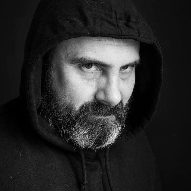 Scriitorul și editorul Cosmin Perța ține din nou atelierul de nuvelă, în care cursanții vor finaliza o nuvelă de-a lungul celor 10 întâlniri. Treabă grea, ce să mai!
Detalii👉lnkd.in/dVgJS-X
Foto: Dirk Skiba
#creativewriting #prozatori #prozascurta #literatura #cursuri