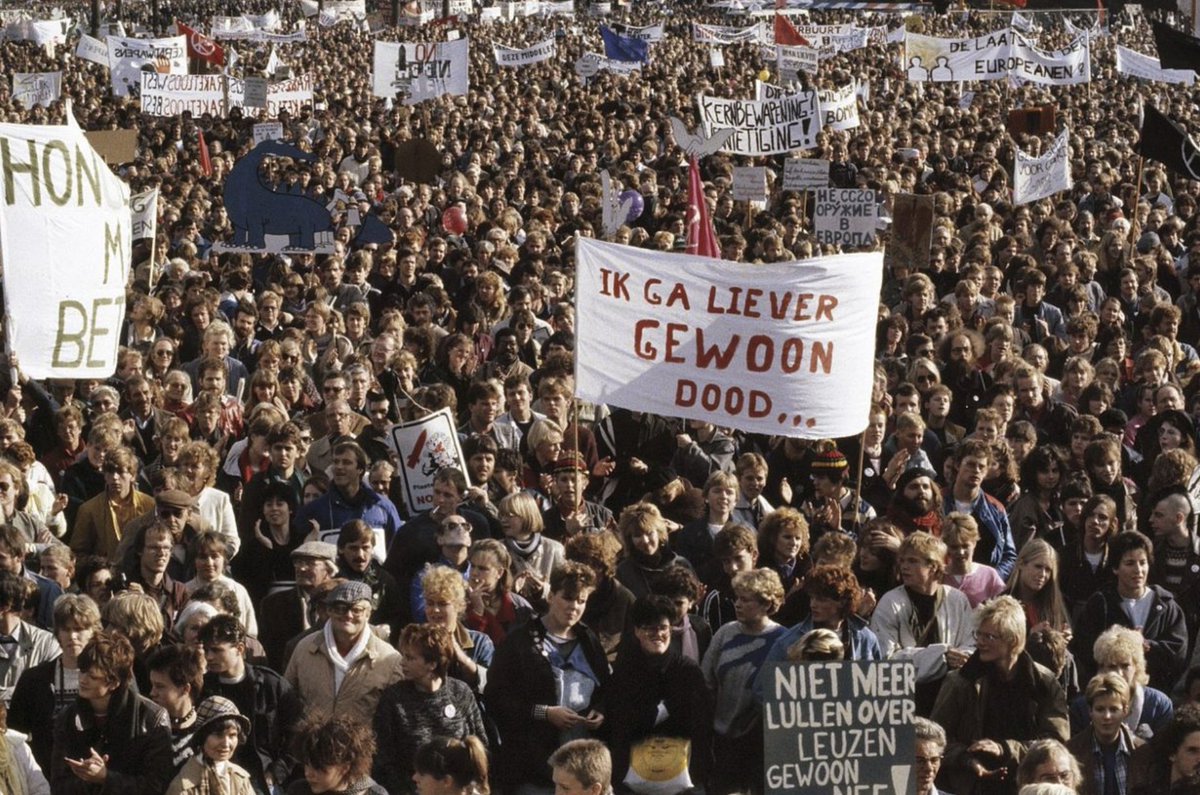 VredevoorDieren's tweet photo. 29 oktober 2025 is de dag van de Tweede Kamerverkiezingen.
Op 29 oktober 1983 gingen ruim 550.000 demonstranten naar Den Haag om daar hun afkeer van de #wapenwedloop kenbaar te maken.
Len Munnik maakte het beeldmerk voor deze demonstratie en hij heeft ook ons logo ontworpen. https://t.co/9DxKz8WOAO