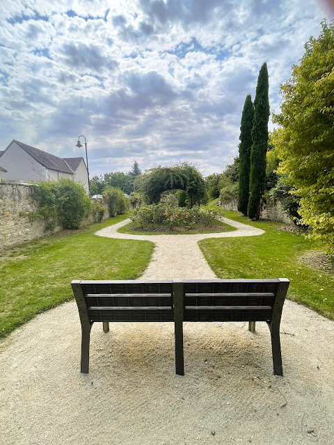 Mon banc dominical / My Sunday Bench...sole survivor.
Last surviving ornate bench in Descartes  public gardens with the rest having been replaced by a modern less attractive design.
#Bancdominical #sundaybench