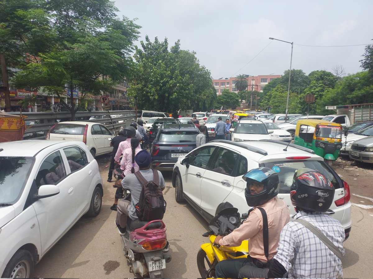 WelfareSuper's tweet photo. @DgpChdPolice @ssptfcchd @chandigarh_admn traffic chaose V5 rd sect 45A . Wrong parking and repair on rd.High Court order CWP 170 dat 21.09.2021. No improvement. Need concrete plan to stop these activities.  depuation of team for full day can only resolve it. 16.08.2025 pic/video https://t.co/HLDxe77HaE