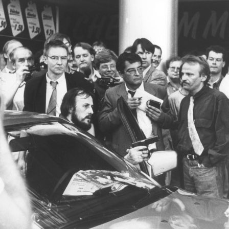 Heute vor 37 Jahren hatte die Presse schon eindrucksvoll unter Beweis gestellt, wie sie mit Mördern, Geiselnehmer und Bankräuber gemeinsam arbeiten, wenn es darum geht, an eine geile Story zu gelangen 🤮 #Gladbeck

RIP Silke Bischoff 
RIP Emanuele De Giorgi
RIP Ingo Hagen