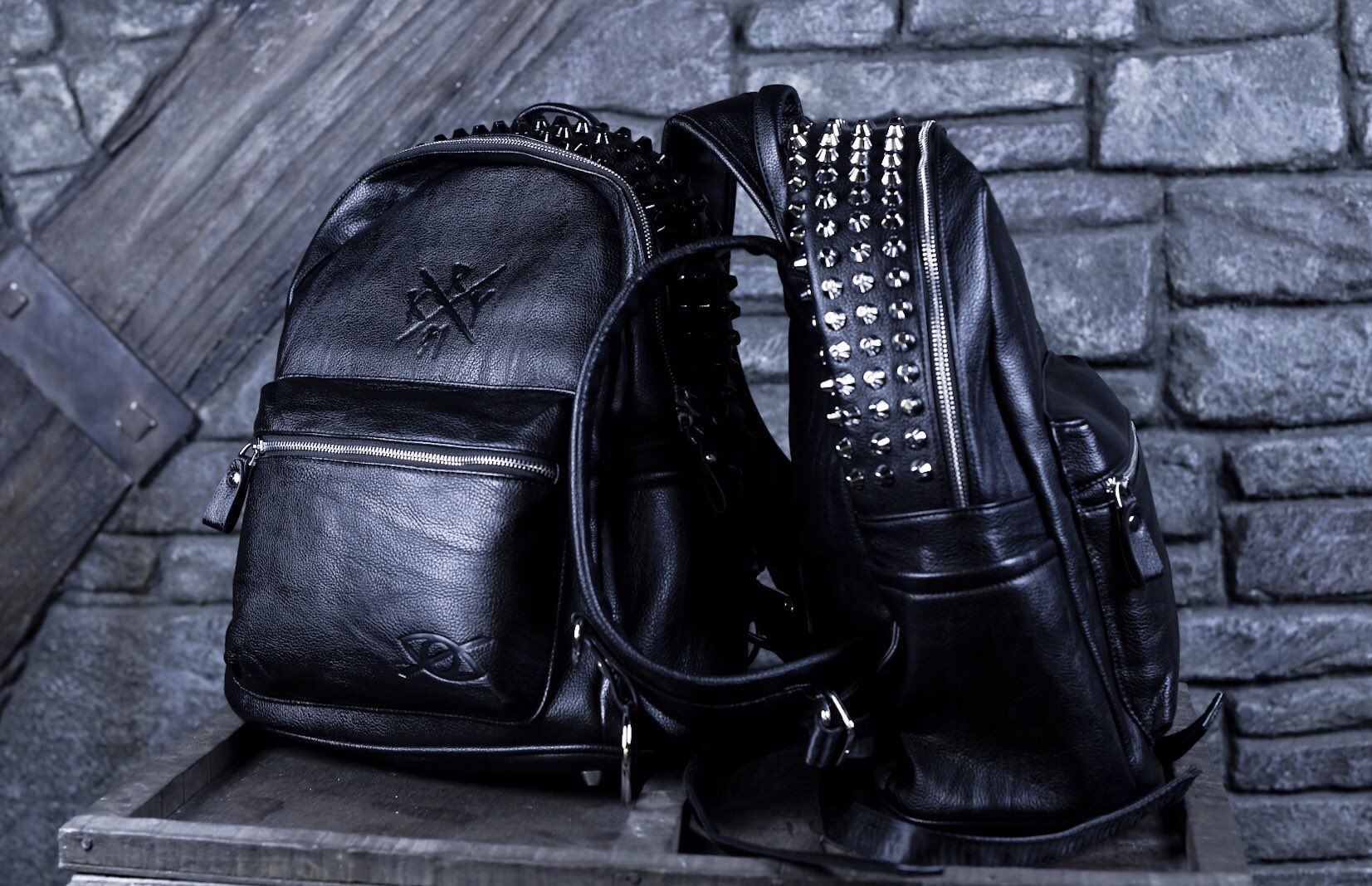 KRYclothing BACKPACK スタッズ リュック シルバー 代引き不可「ハートロゴリュック」シルバー | KRY clothing