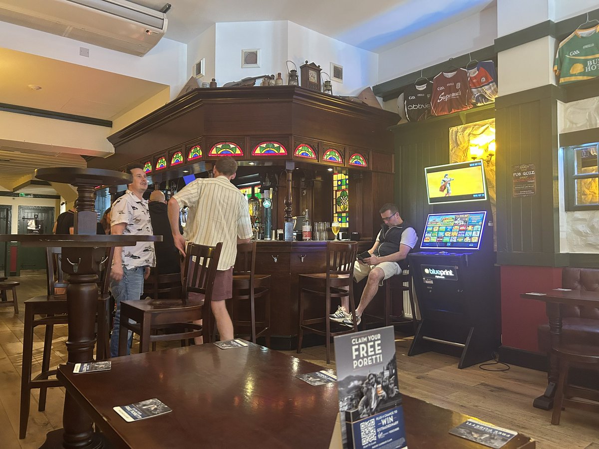 PubsSaving's tweet image. Great pint of smooth creamy Guinness at Jono’s, Ealing on Saturday. Perfect stop before heading to Gunnersbury Park for The Libertines. Recommendation from @apintofhops customer, for best pub in Ealing! Sports. Bingo. Karaoke. Quiz every Wednesday. #irishpubs #guinness #ealing