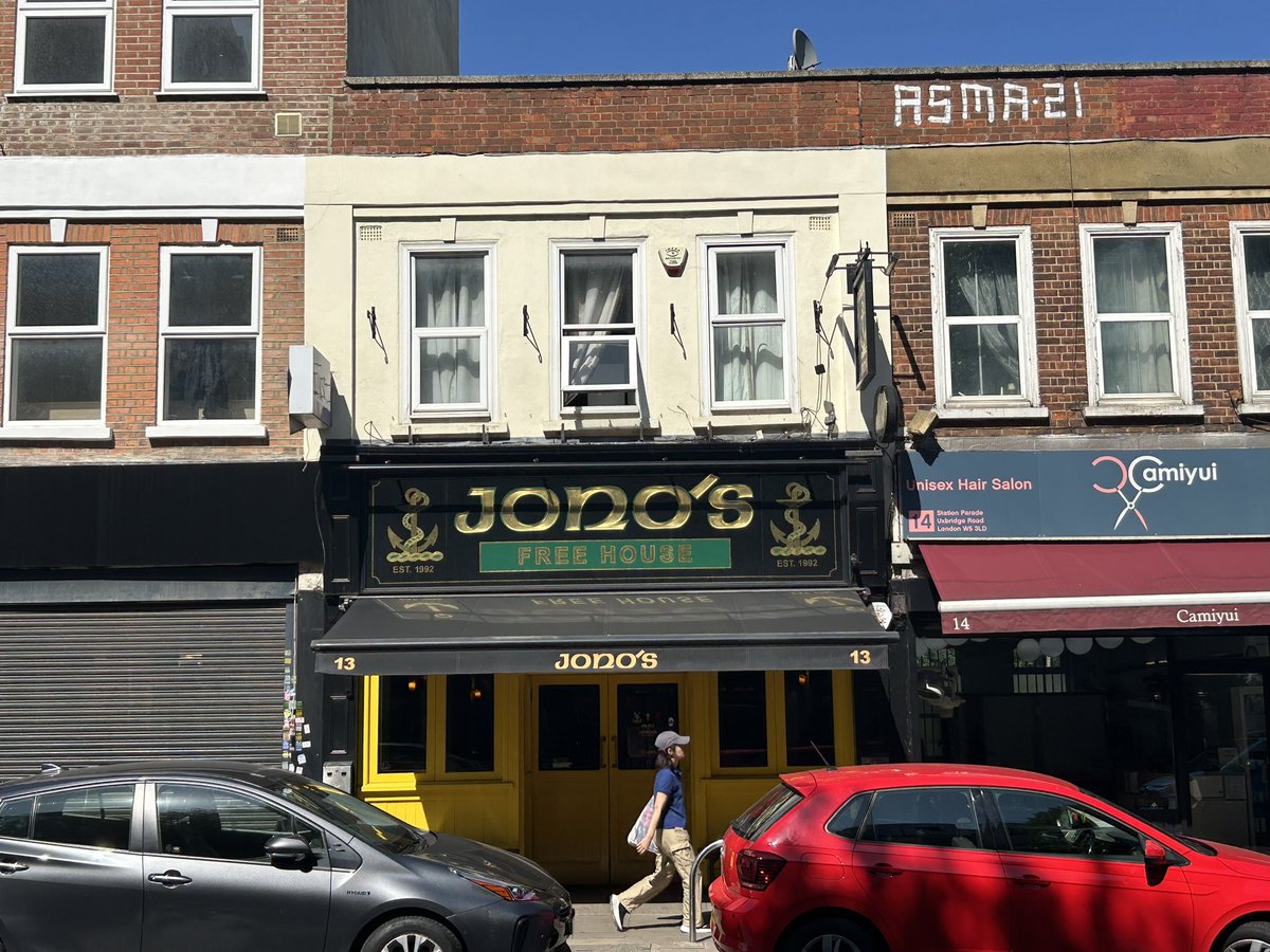 PubsSaving's tweet image. Great pint of smooth creamy Guinness at Jono’s, Ealing on Saturday. Perfect stop before heading to Gunnersbury Park for The Libertines. Recommendation from @apintofhops customer, for best pub in Ealing! Sports. Bingo. Karaoke. Quiz every Wednesday. #irishpubs #guinness #ealing