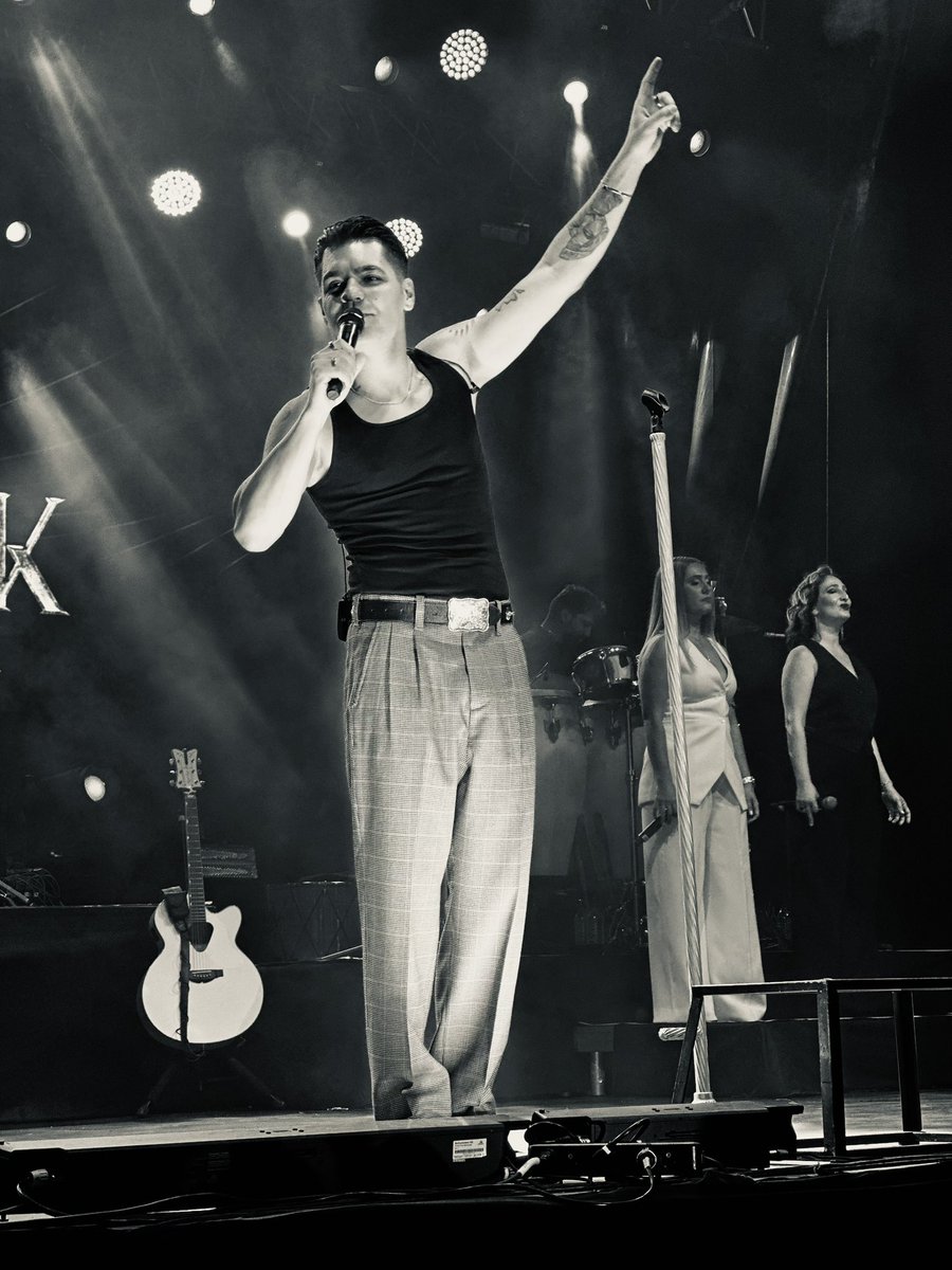 artemisdoa's tweet photo. Belki de yıllardır en çok istediğim şeydi bu konser yeni yaşımda hayallerimin ilkini konserinde gerçekleştirdim çok mutluyum @emircanigrek https://t.co/bsDgm4RoLW