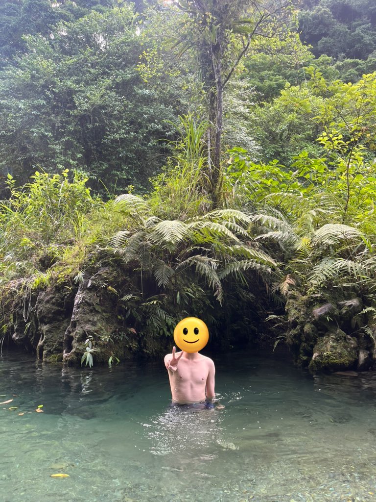 これは台湾の山の中の小川で水遊びしてる写真

髪がびしょびしょでやばいから、顔は隠しておくね、笑

また水遊びしたいなぁー

#ゲイ　#彼氏募集中