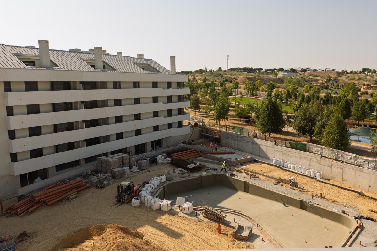 Así de avanzadas están las obras de construcción de las 158 viviendas con protección pública ubicadas en Valenoso, concretamente en la calle Cristóbal Colón, 11.

Éstas ya fueron sorteadas y se entregarán antes de que finalice el año.
