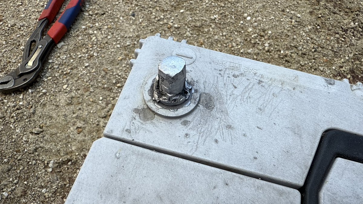 jsva00's tweet photo. 夏休み工作テーマ：鉛鋳造による鉛バッテリー端子再生実験 ⚡️
•使用ツール：耐火るつぼ＋トング、鉛インゴット、D端子鋳型
•手順概要：
　1️⃣ るつぼで鉛を溶融（融点327.5℃）
　2️⃣ 腐食・摩耗した端子母材を研削・脱脂処理
　3️⃣ インサート鋳造方式で新規鉛を流し込み、母材と一体化
　4️⃣ 冷却後にヤスリ整形 → 端面抵抗値を最小化

今回の狙いは「母材とのメタラジカルボンディング」を目指す点。
つまり、溶融鉛を流し込むことで摩耗端子を“鋳ぐるみ”にし、接触抵抗を抑制しつつ機械的強度を確保する試みです。

実際に鋳込んだ端子は導電面の密着性も高く、接触抵抗の低減 → 電圧降下の抑制が期待できます。
これを「夏休みの自由研究」と呼んでいいのかは不明ですが（笑）、実用的な成果を得られそうです。