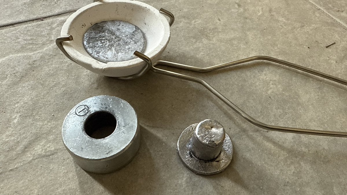 jsva00's tweet photo. 夏休み工作テーマ：鉛鋳造による鉛バッテリー端子再生実験 ⚡️
•使用ツール：耐火るつぼ＋トング、鉛インゴット、D端子鋳型
•手順概要：
　1️⃣ るつぼで鉛を溶融（融点327.5℃）
　2️⃣ 腐食・摩耗した端子母材を研削・脱脂処理
　3️⃣ インサート鋳造方式で新規鉛を流し込み、母材と一体化
　4️⃣ 冷却後にヤスリ整形 → 端面抵抗値を最小化

今回の狙いは「母材とのメタラジカルボンディング」を目指す点。
つまり、溶融鉛を流し込むことで摩耗端子を“鋳ぐるみ”にし、接触抵抗を抑制しつつ機械的強度を確保する試みです。

実際に鋳込んだ端子は導電面の密着性も高く、接触抵抗の低減 → 電圧降下の抑制が期待できます。
これを「夏休みの自由研究」と呼んでいいのかは不明ですが（笑）、実用的な成果を得られそうです。