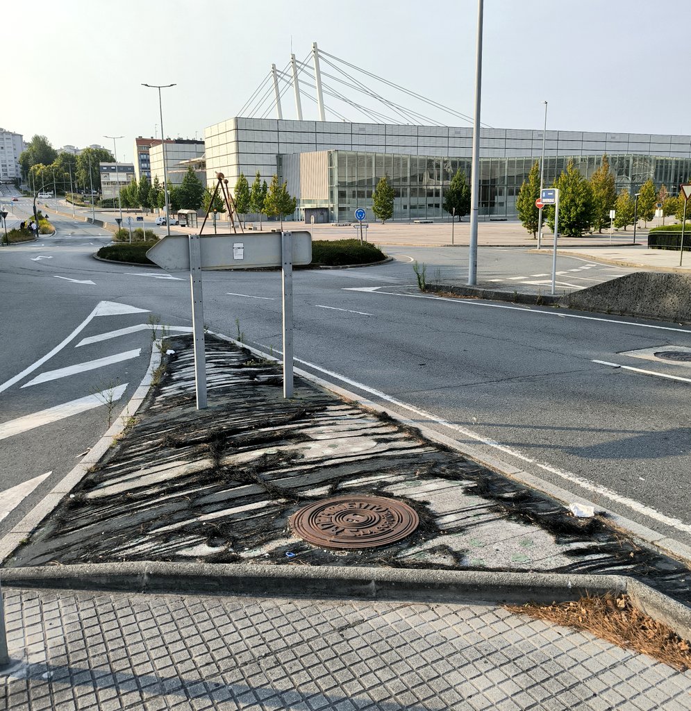 sector7_coruna's tweet image. ⚠️ Llevamos años pidiendo el mantenimiento de esta zona, la imagen q da es lamentable, pegado a recintos como ExpoCoruña o Coliseum. Entendemos que el coste de "adecentarlo" no puede ser tan elevado.
👉🏼 Vamos con la petición una vez +. Pequeños detalles que no denotarían abandono