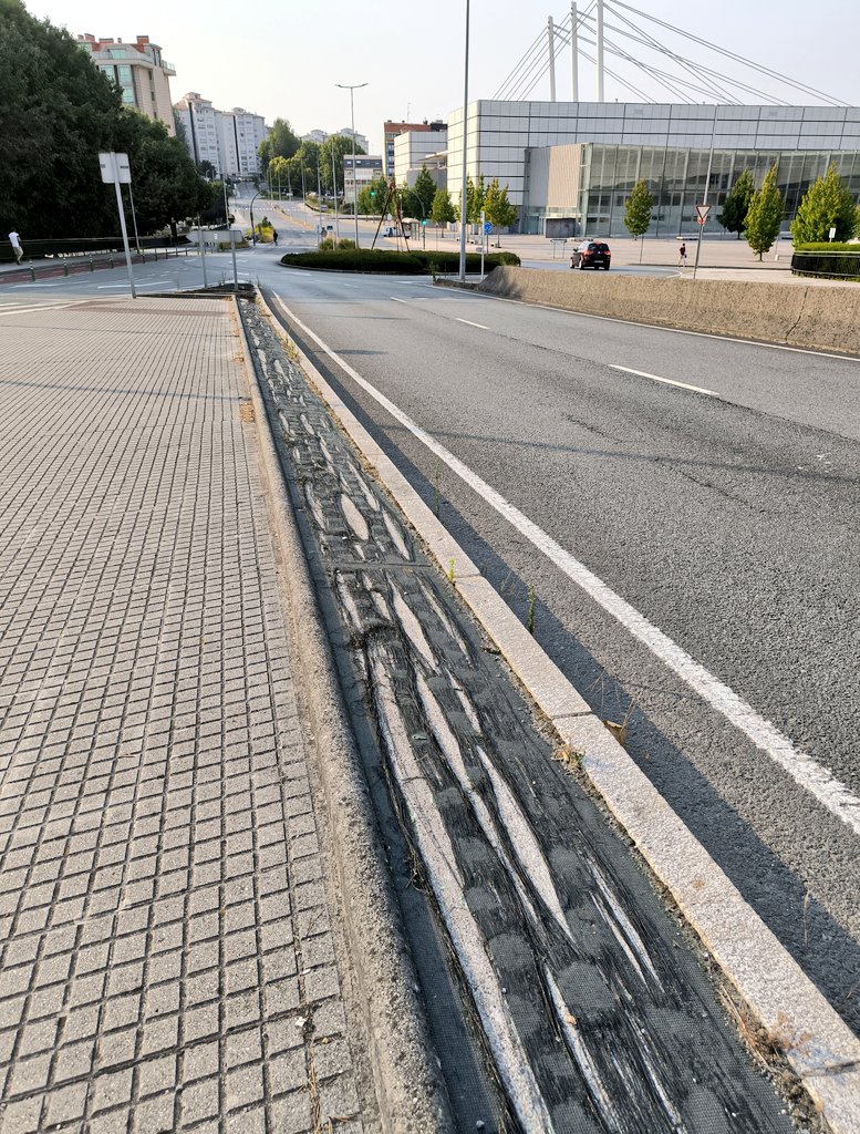 sector7_coruna's tweet image. ⚠️ Llevamos años pidiendo el mantenimiento de esta zona, la imagen q da es lamentable, pegado a recintos como ExpoCoruña o Coliseum. Entendemos que el coste de "adecentarlo" no puede ser tan elevado.
👉🏼 Vamos con la petición una vez +. Pequeños detalles que no denotarían abandono