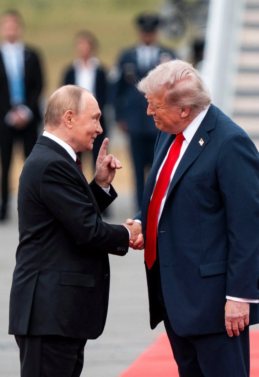 Trump ve Putin görüşmesinde öne çıkan kareler. 📷
#Alaska #Trump #Putin