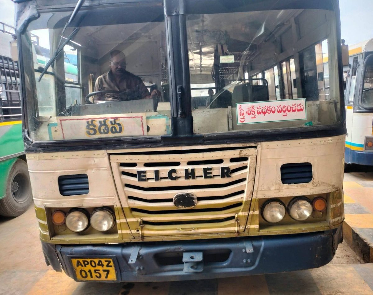 Vamos_Rafa23's tweet photo. దీనికి మళ్ళీ అంత బిల్డప్. 

అయిన అనంతపూర్ to వైజాగ్ via అన్నవరం తీర్థ యాత్రలు అన్ని చూసేయోచు అని ఆకాశంలో బొమ్మేసి చూపిస్తారు. రియాలిటీలోకి వచ్చేసరికి స్త్రీ శక్తి పథకం వర్తించదు అని బోర్డులు పెడతారు. మొహాన కాండ్రించి ఉమ్మినా సిగ్గు రాదు https://t.co/9p7oQIKIuP