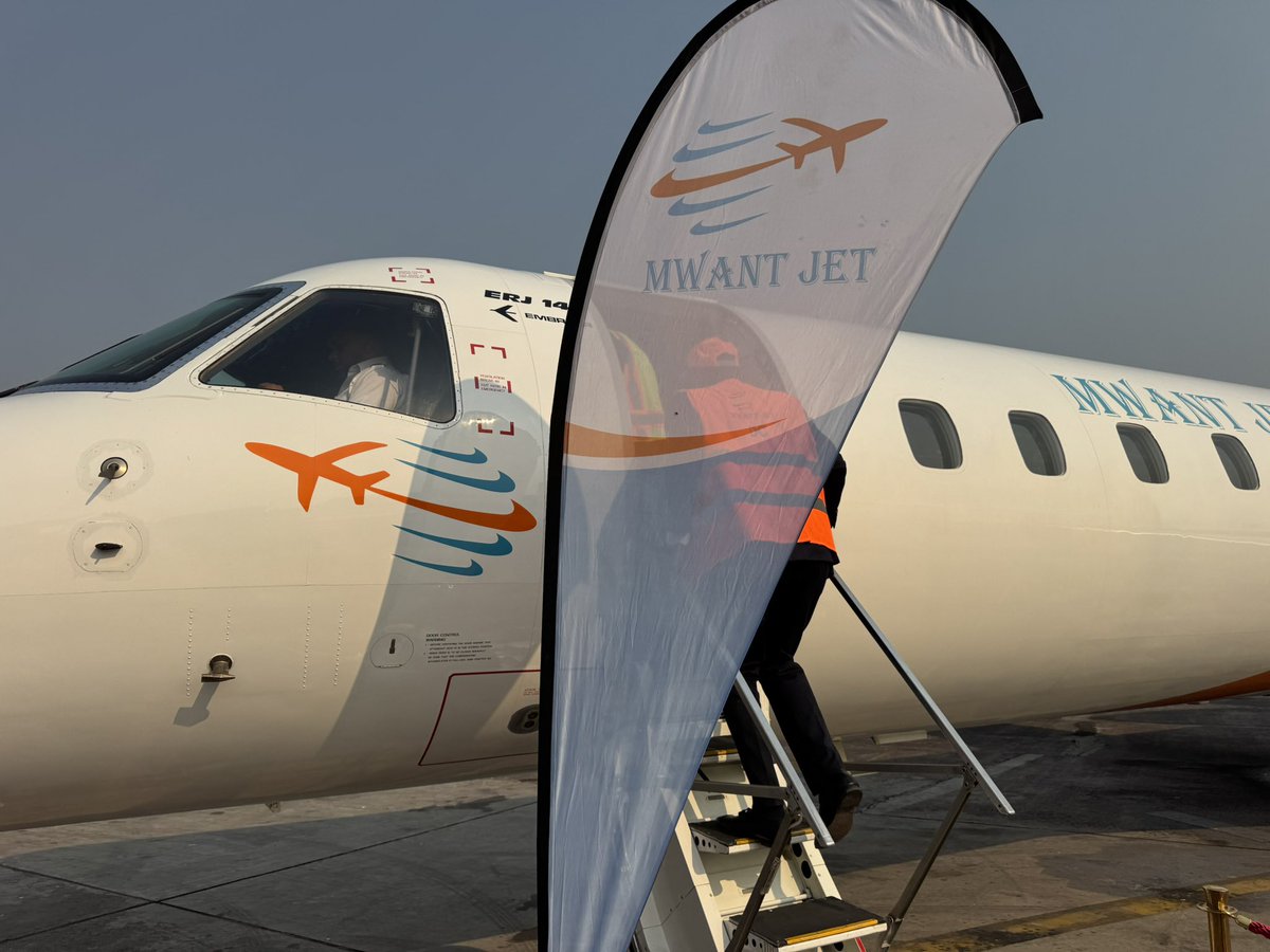 EdmondIzuba1's tweet photo. 🔴#RDC: Mwant  Jet ✈️ est de retour dans les airs! 

📍Loin des tribunaux, l'associé Michael Yav me permet de reprendre encore le vol de cette compagnie. Bravo à toute l'équipe pour la détermination. Bon vent et bon retour dans les airs. 

‼️Arrêt sur image : Les passagers embarquent dans l'avion de Mwant Jet.