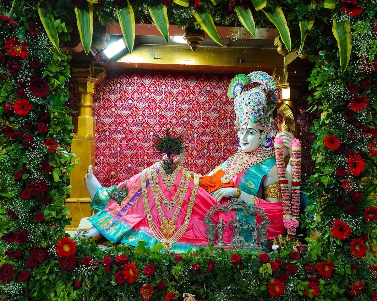 कृष्णाय वासुदेवाय देवकी नन्दनाय च ।
नन्दगोप कुमाराय गोविन्दाय नमो नमः ॥ 

May the divine presence of Lord Krishna  awaken your soul to boundless love and inner peace. #janmastami2025 #janmastmi #JanmashtamiSpecial #JanmashtamiWishes