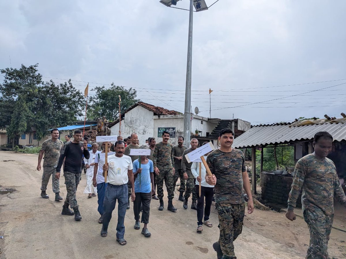 206CoBRAbn's tweet photo. " Say No To Drugs " 
Drugs destroy dreams—stay clean, stay strong.
A Special Awareness Run  was carried out by #206CoBRA around nearby villages  of Bhandara district, MH.
#CRPF #COBRA #SAYNOTTODRUGS https://t.co/sqbpqCyo6o