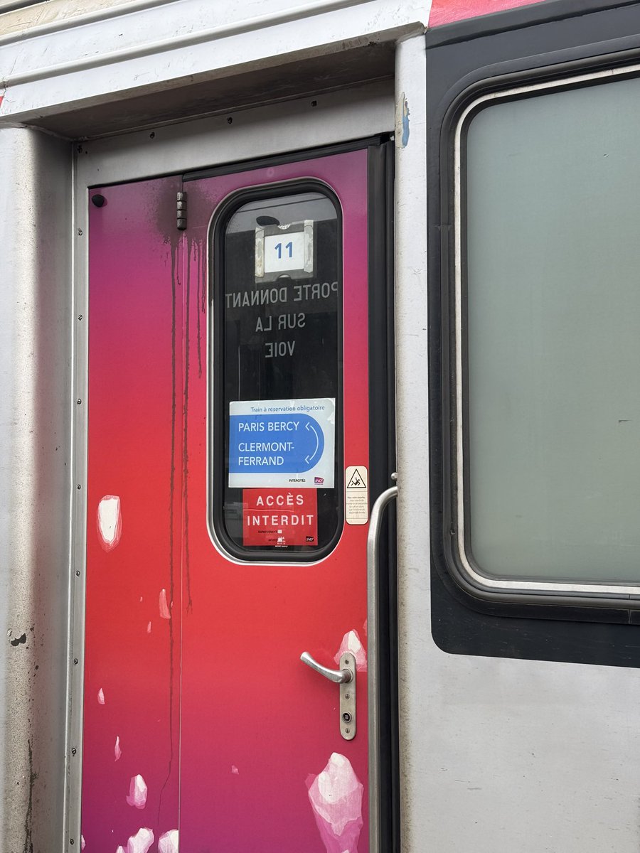 FuRaXION's tweet photo. @SNCFVoyageurs bonjour 👋 je voyage actuellement debout depuis +40 mins sur l’intercités 5955 au départ de Paris car vous avez condamner 2 voitures. Le seul contrôleur aperçu sur le quai nous a rediriger vers des places déjà occupées… https://t.co/WbTnEb32ed