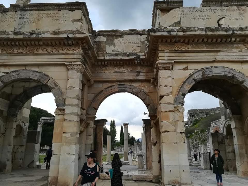 skymanuelima's tweet photo. A Ágora comercial, também conhecida como a Praça do Mercado era o centro comercial da antiga cidade de Éfeso. Turquia. #Ágora_comercial #Praça_do_Mercado #Éfeso #Turquia #travelphotography #viagens #ruinas #romanas https://t.co/XuSgfPqxao