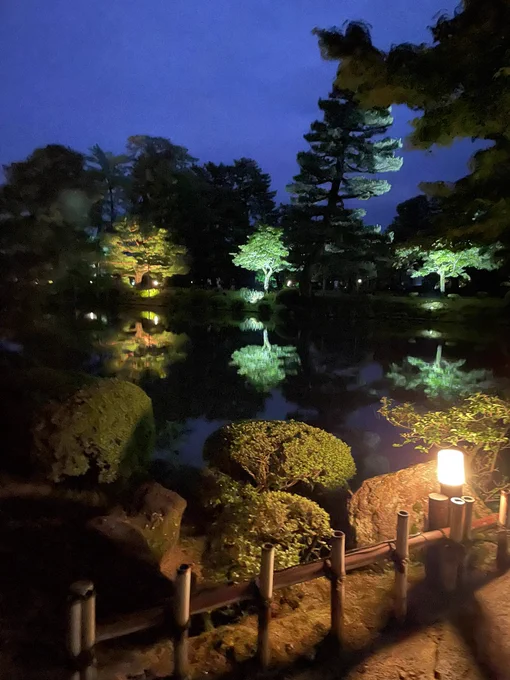 これはこの前撮ったライトアップされた兼六園と金沢城
