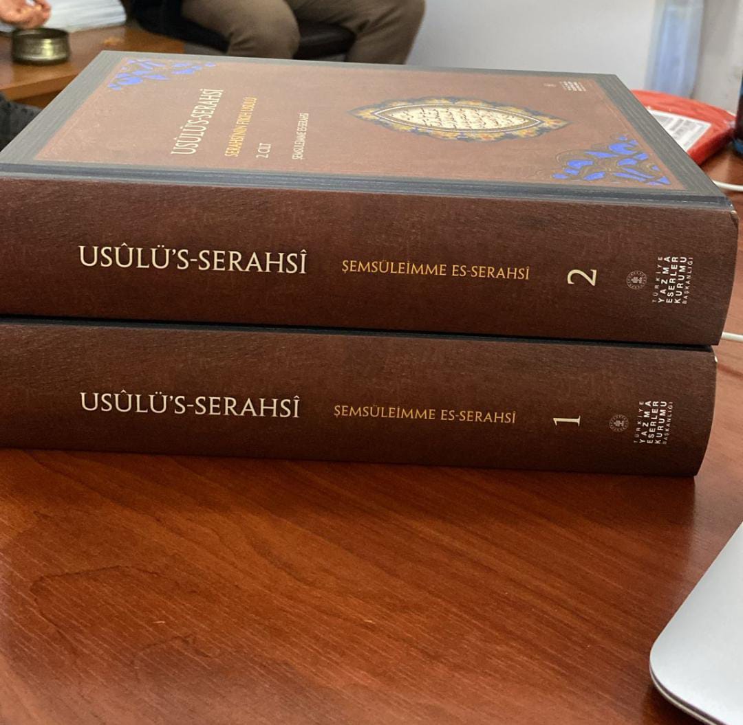 Hanefi Mezhebinin klasik dönem en önemli Usul eserlerinden biri olan Usulü's-Serahsi Arapça_Türkçe tercümesi ile beraber Yazma Eseler Kurumu Yayınlarından çıktı. İstifade edeni bol olur inşaallah.