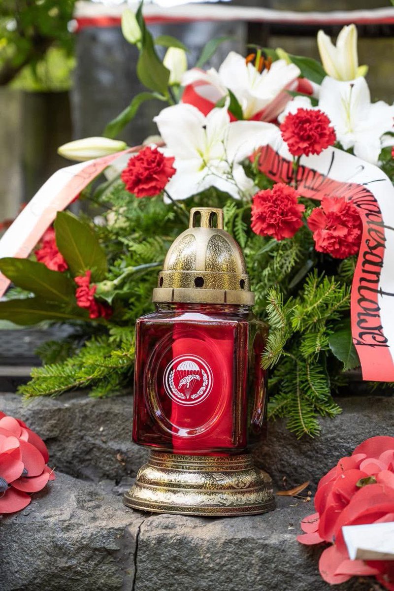 🇵🇱W dniu Święta Wojska Polskiego w imieniu wszystkich spadochroniarzy Dowódca 6BPD płk Piotr Bieniek uczcił pamięć o Patronie gen. bryg. Stanisławie Sosabowskim, odwiedzając w tym szczególnym dniu Warszawskie Powązki.

Więcej 👇
facebook.com/share/p/1JfXZa…