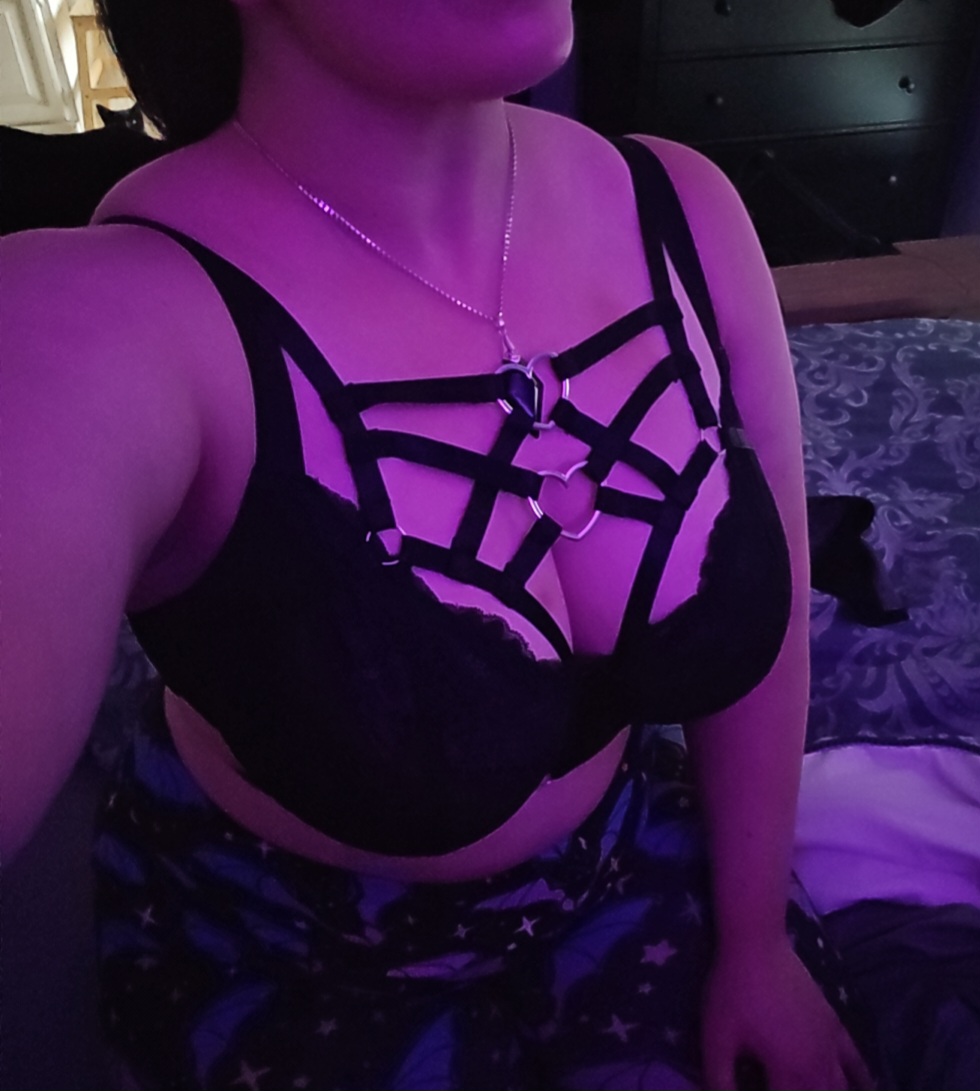 Going out with the girls tonight, who wants to pay for my drinks?
Might even be nice enough to treat you to a suprise
Link in bio

#findom #chudai #wataa