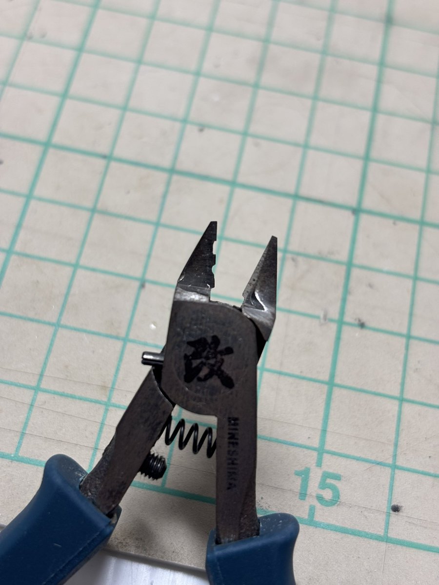 K4Gsx's tweet photo. ２年半ほど使用したガンダムベースで購入した片刃ニッパーが欠けたのでGodhandさんのニッパーを購入しました。
最近はクリアカラーのキットばかり組んだからなのか？
クリアカラーのランナーは通常より硬いよね。 https://t.co/v6K08uTaPR